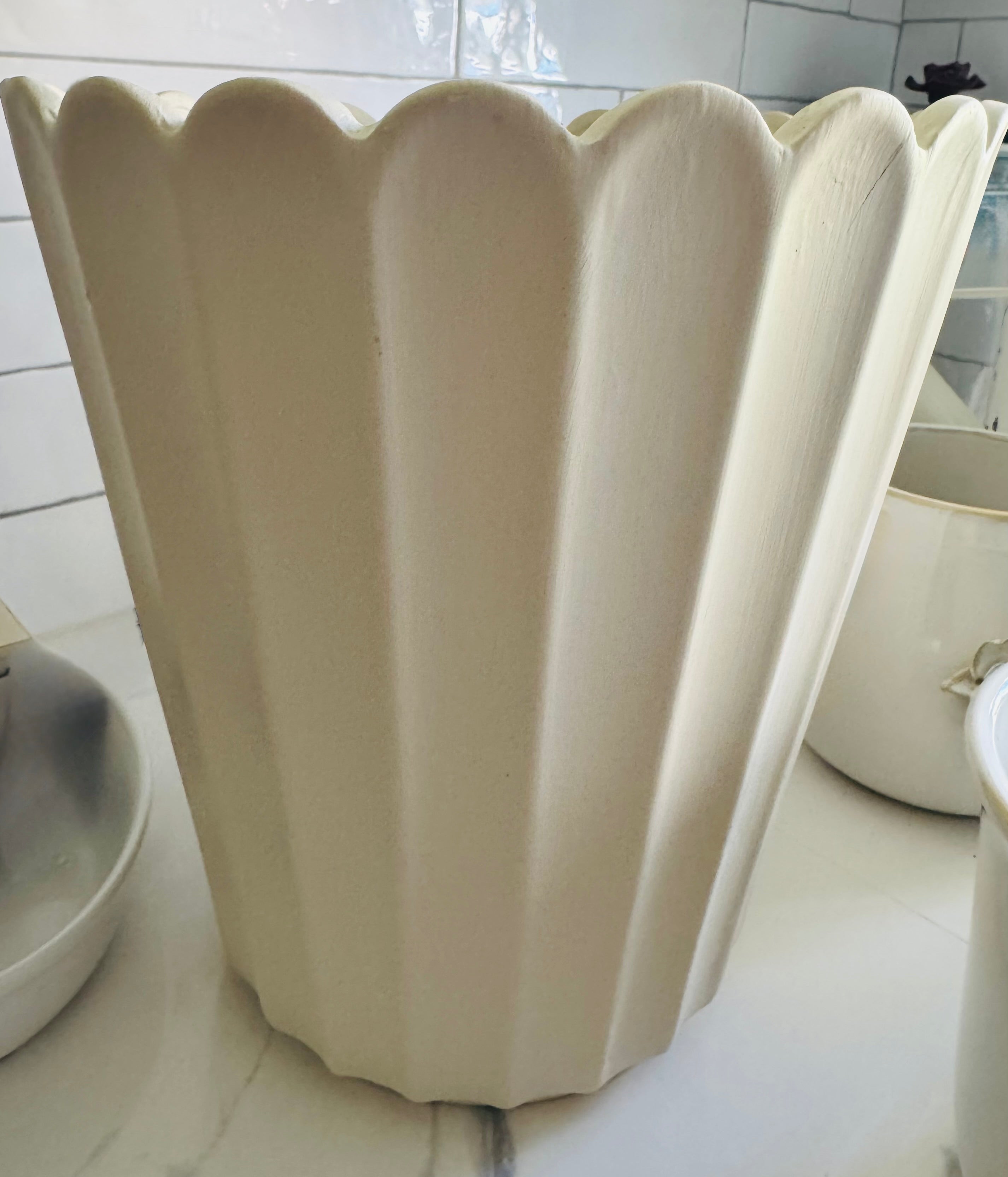 Large Decorative Scalloped Planter – Sandstone
